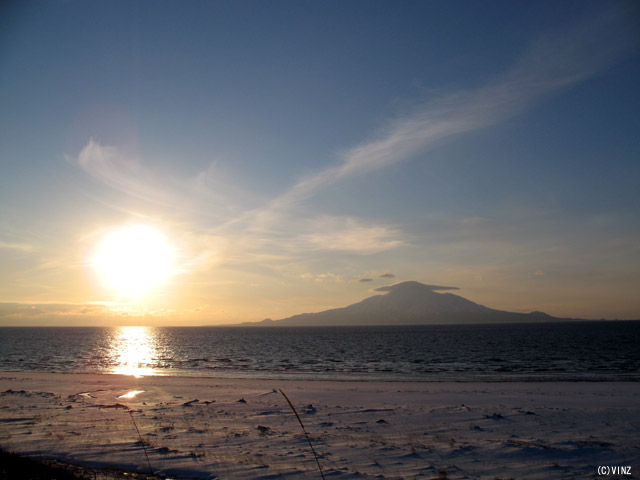 雪景色 北海道　道北 稚内市抜海（わっかないしばっかい）から見た 利尻岳 利尻富士 と 夕日